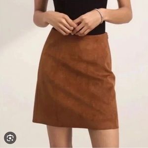 Aritzia Babaton Vegan Suede caramel brown mini skirt - Size 4